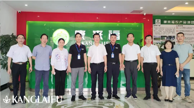 康來福領(lǐng)導(dǎo)合影.png